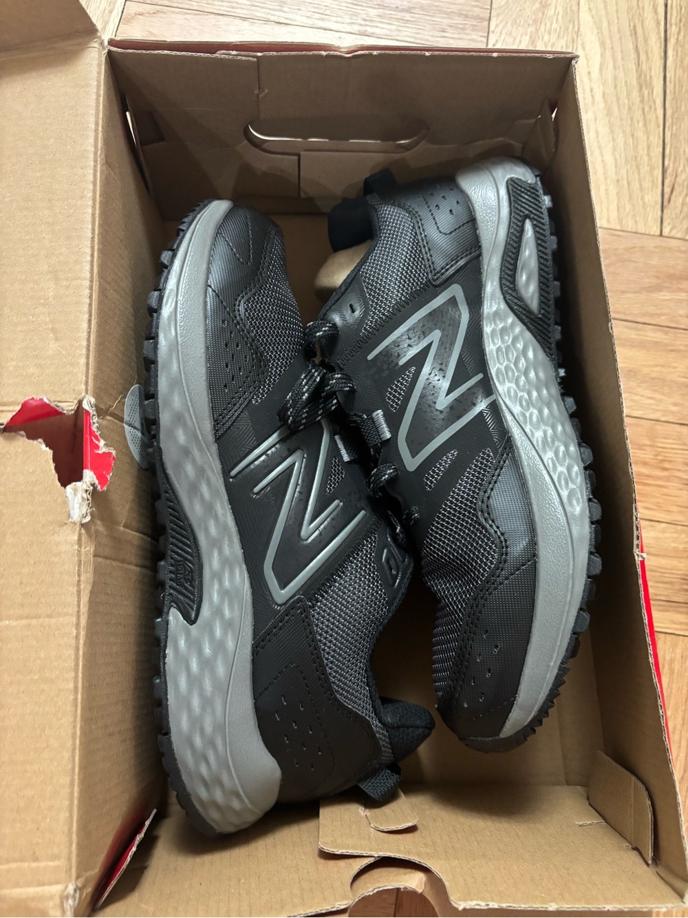 Men's Running Shoes 8.5 Black New Balance Sneakers MT410LB8 Low Top Lace Trail